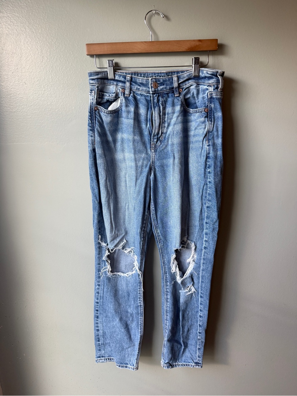 American Eagle Distressed Mom Jeans Women’s 8 Short Light Wash Ripped